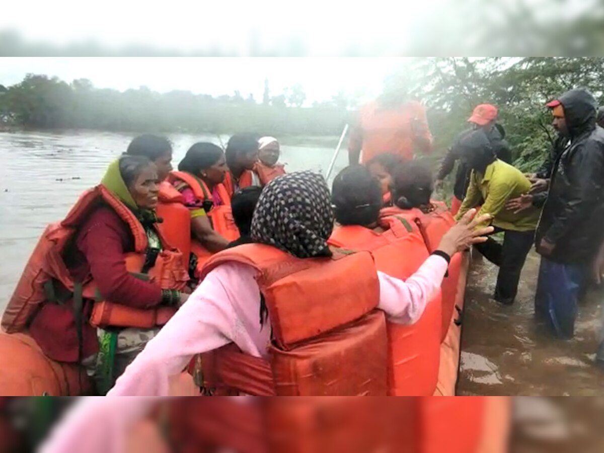 बाढ़ में फंसे लोगों को एनडीआरएफ की टीम ने रेस्क्यू कर सुरक्षित स्थान पर पहुंचाया. 