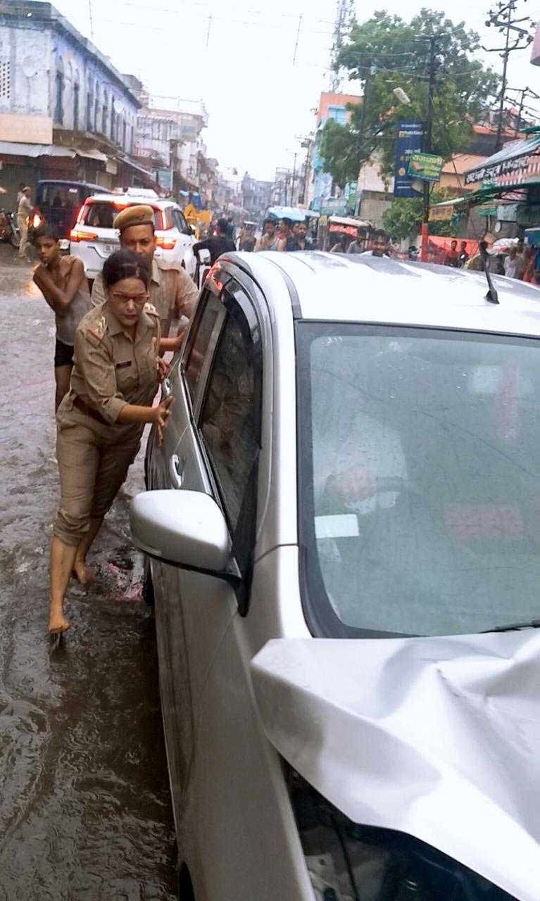 बारिश से गिरा था पेड़ और हुआ था कार का एक्सीडेंट car accident happen due to rain