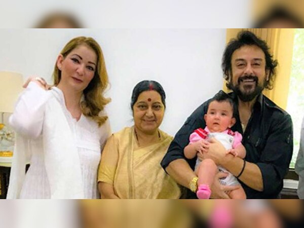 सुषमा स्वराज के साथ अदनान सामी (फोटो साभार: Yogen Shah)