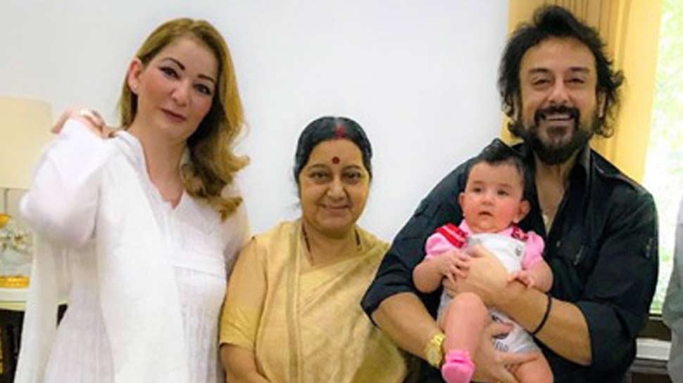 सुषमा स्वराज के साथ अदनान सामी (फोटो साभार: Yogen Shah) सुषमा स्वराज के साथ अदनान सामी (फोटो साभार: Yogen Shah)