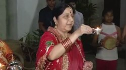 सुषमा स्वराज पूरे विधि-विधान से मनाती थीं करवा चौथ, PHOTOS से होता है जाहिर