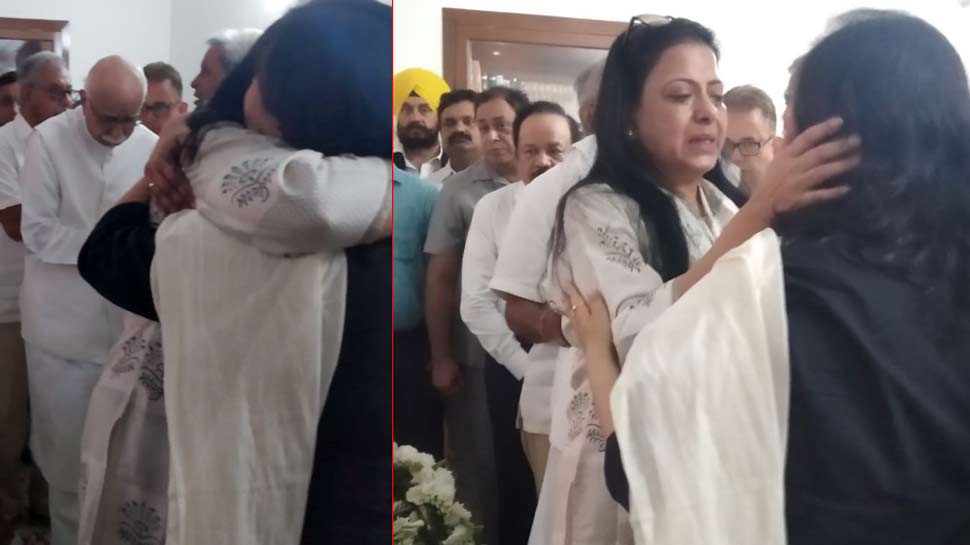Video: सुषमा स्वराज की बेटी के गले लगकर रो पड़ीं प्रतिभा आडवानी