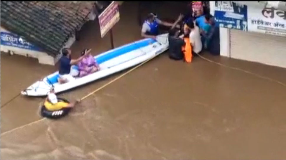 महाराष्ट्र: कई जिले बाढ़ से प्रभावित, VIDEO में देखें कितने बुरे हुए हालात, लोगों को किया जा रहा रेस्क्यू