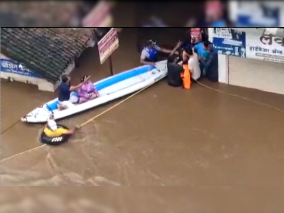 महाराष्‍ट्र: कई जिले बाढ़ से प्रभावित, VIDEO में देखें कितने बुरे हुए हालात, लोगों को किया जा रहा रेस्क्यू