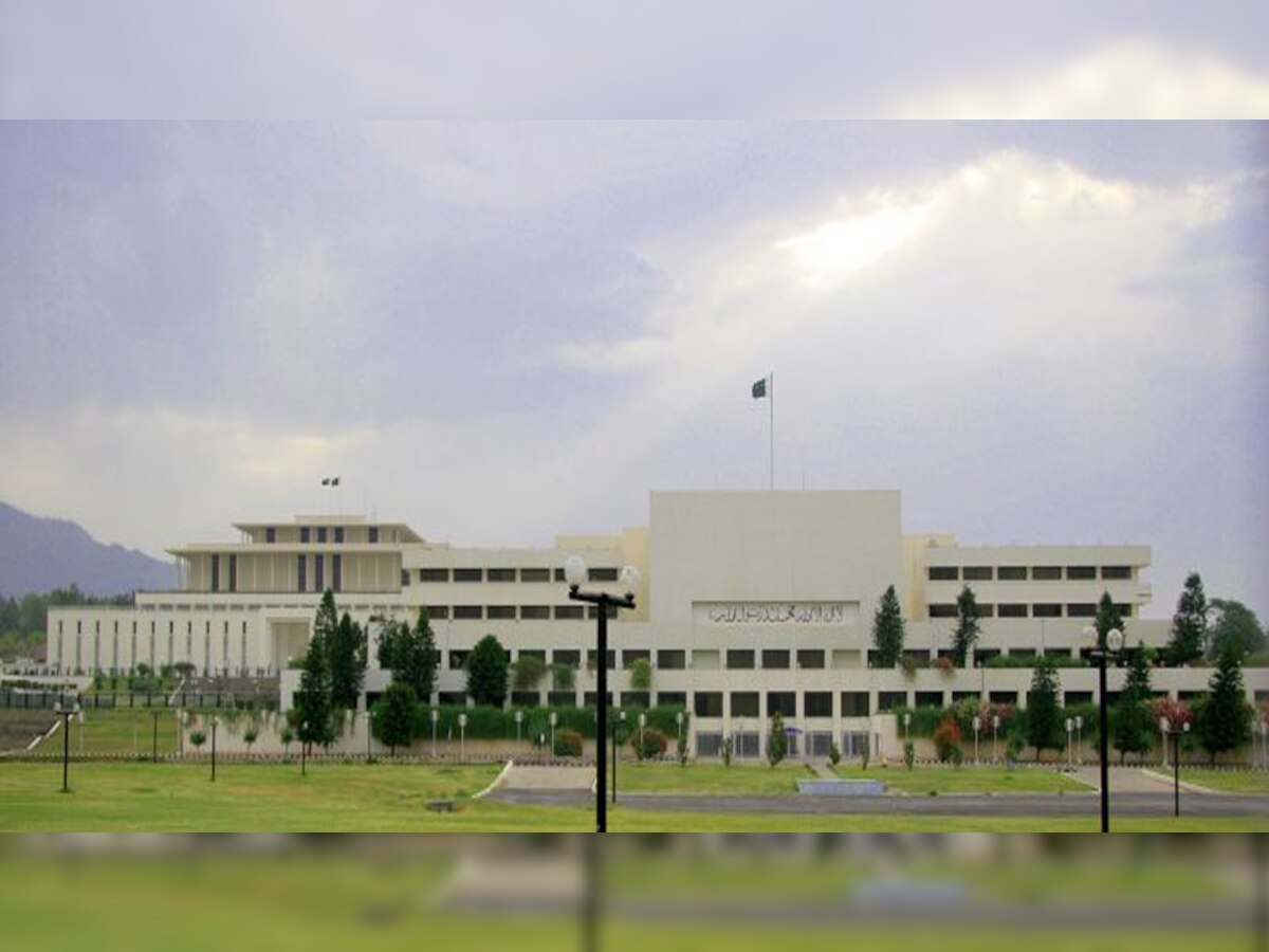 PAK: संसद में कश्‍मीर पर थी चर्चा, लेकिन मंत्री और MP के बीच होने लगी गाली-गलौच
