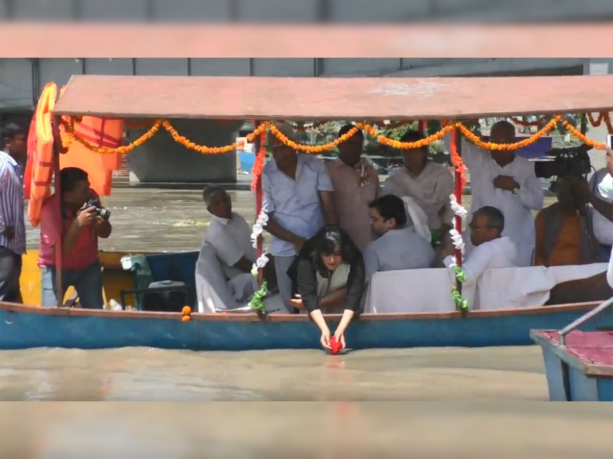 बेटी बांसुरी और पति स्वराज कौशल ने किया अस्थि विसर्जन. 