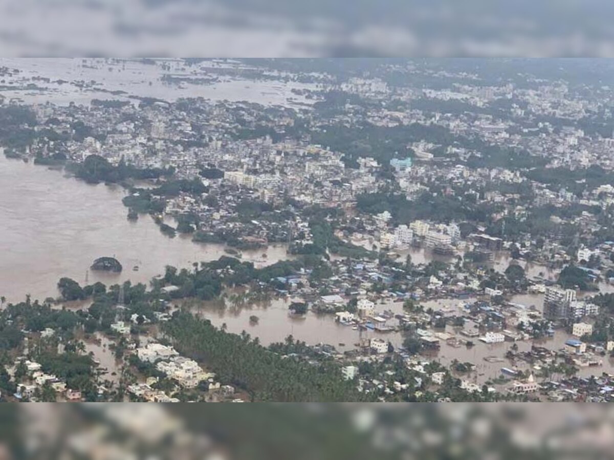 महाराष्‍ट्र के सांगली में बाढ़ के कारण हालात सबसे ज्‍यादा खराब हैं. फोटो: ANI