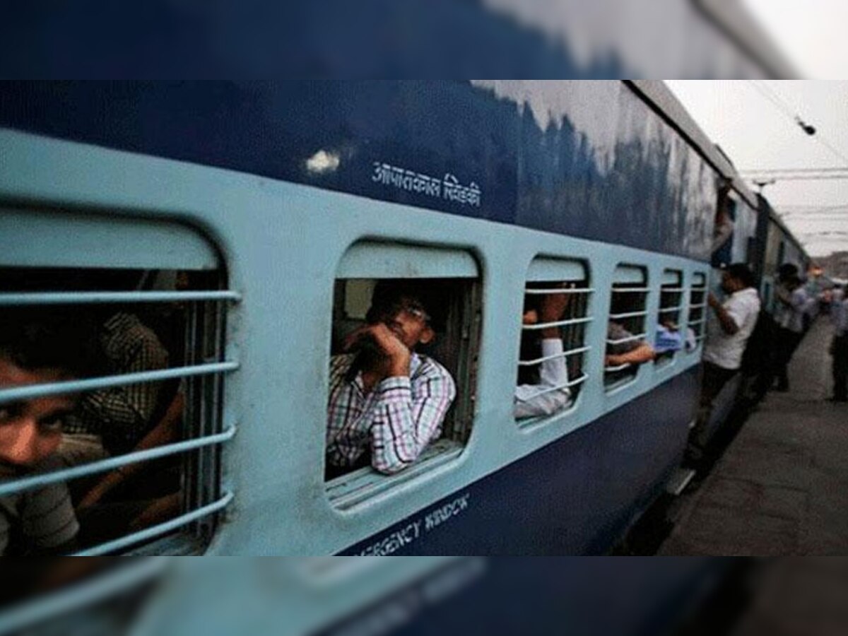 भारतीय रेलवे फिर सर्विस चार्ज वसूलने की तैयारी. फाइल फोटो