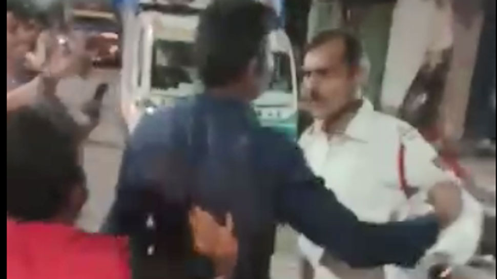 शराब के नशे में काट रहे थे चालान, भड़की पब्लिक ने कर दी पिटाई, दो पुलिसवाले लाइन हाज़िर