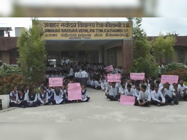 बच्‍चे हड़ताल पर बैठे. 