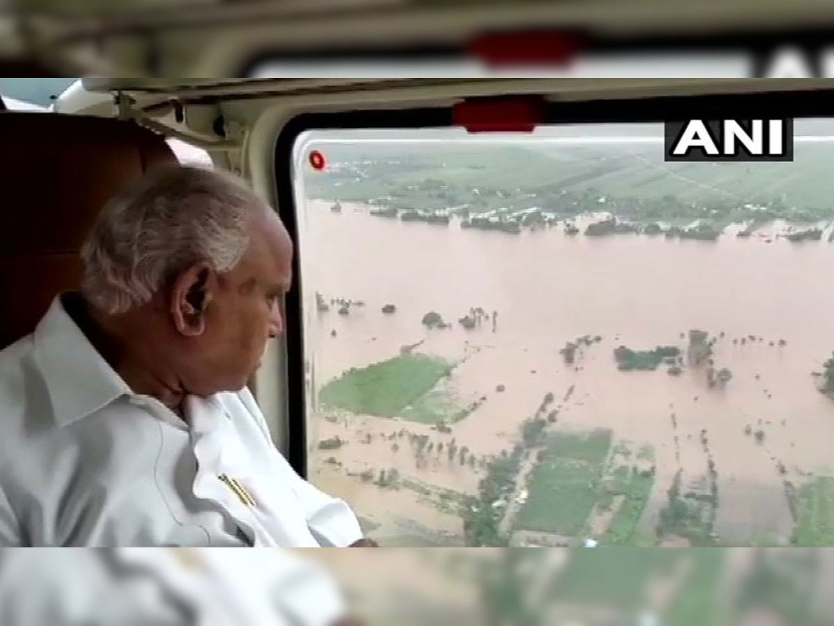 कर्नाटक के मुख्‍यमंत्री बीएस येदियुरप्‍पा ने शुक्रवार को बाढ़ प्रभावित इलाकोंं का हवाई दौरा किया. फोटो ANI 