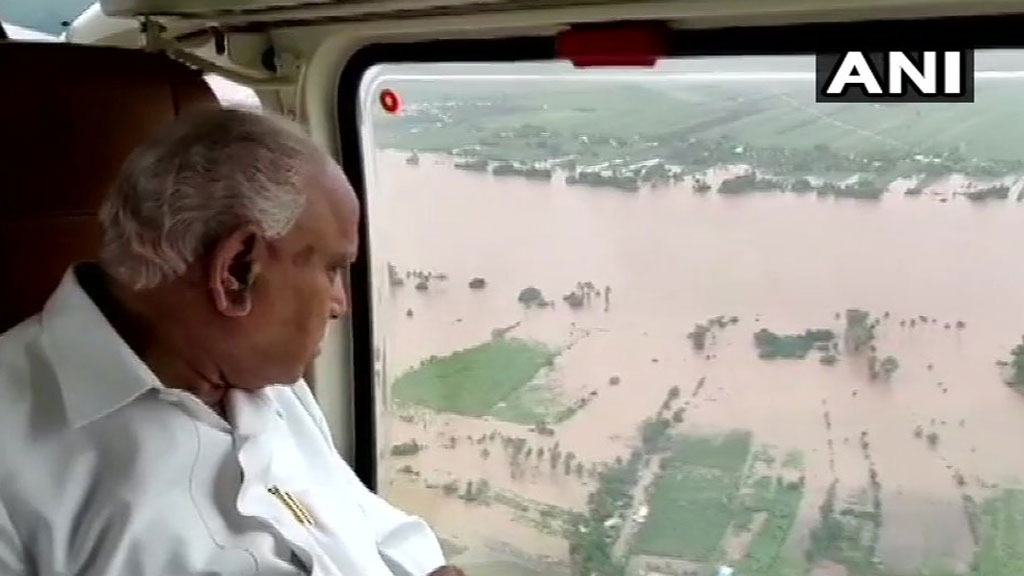 कर्नाटक CM येदियुरप्पा ने किया बाढ़ प्रभावित इलाकों का हवाई दौरा, केरल में बचाए गए 22 हजार लोग