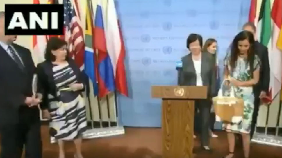 VIDEO: UNSC अध्यक्ष से PAK के कश्मीर पर लिखे पत्र पर पूछा गया था सवाल, नहीं दिया भाव, पर्स उठाया और चल दीं