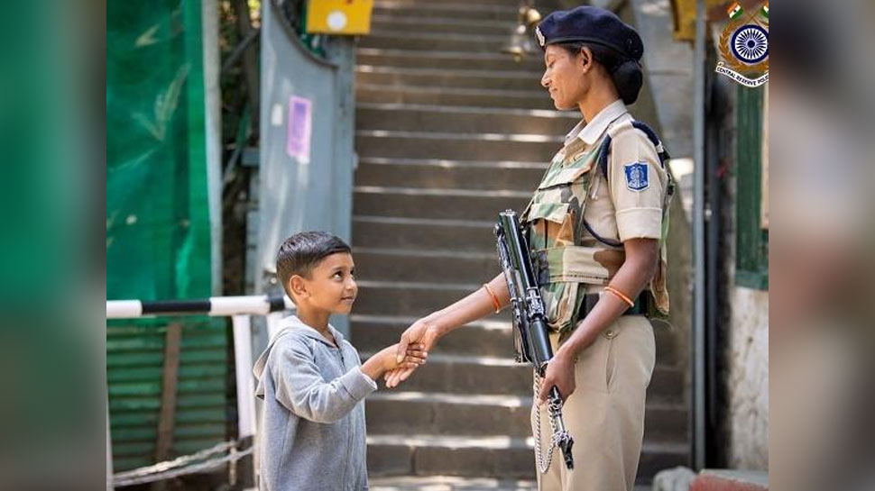 वायरल हो रही है यह तस्वीर photo of child and crpf woman personnel in jammu kashmir viral