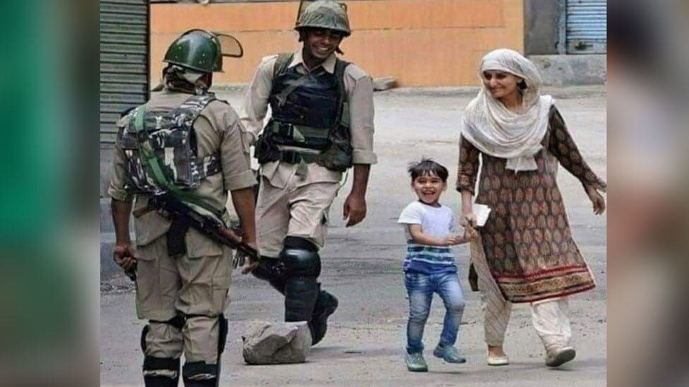 सब बयां कर रही है मुस्कान pic viral of child smile in jammu kashmir after saw police