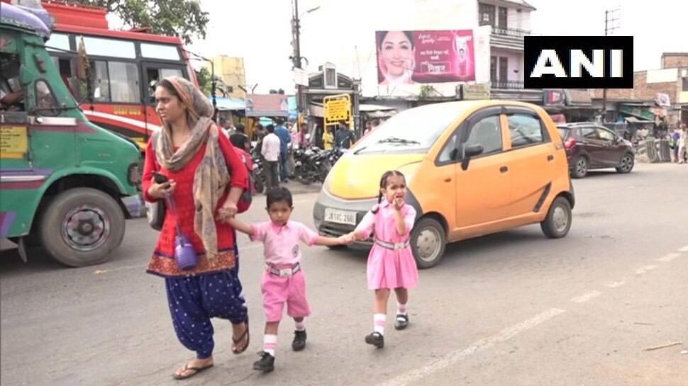 स्कूल जा रहे हैं बच्चे students went school in udhampur