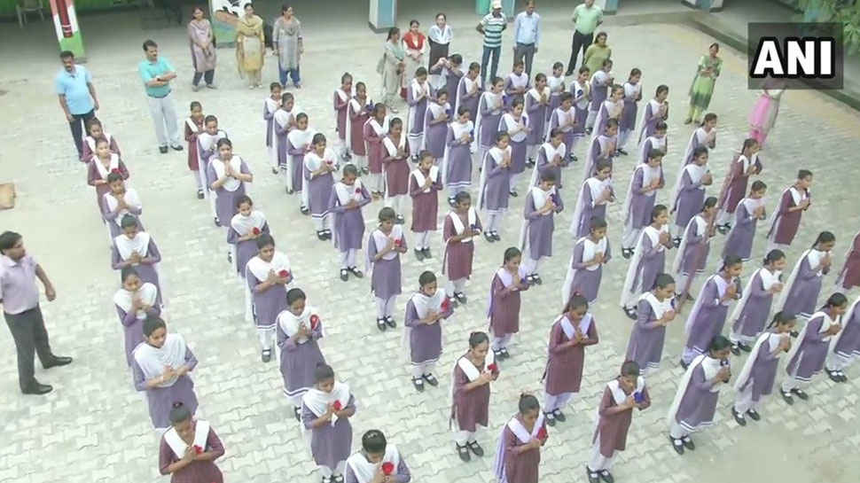 हाथ में गुलाब लेकर की प्रार्थना school opened in samba jammu
