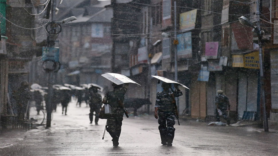 जम्मू-कश्मीर के अधिकारियों को घर-घर जाकर लोगों से बातचीत करने के निर्देश