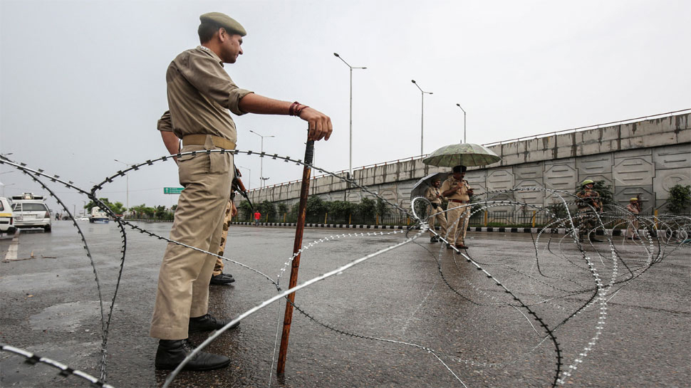 जम्मू-कश्मीर में प्रतिबंधों में ढील, लेकिन सुरक्षा के कड़े इंतजाम के बीच मनाई जाएगी ईद जम्मू-कश्मीर में प्रतिबंधों में ढील, लेकिन सुरक्षा के कड़े इंतजाम के बीच मनाई जाएगी ईद