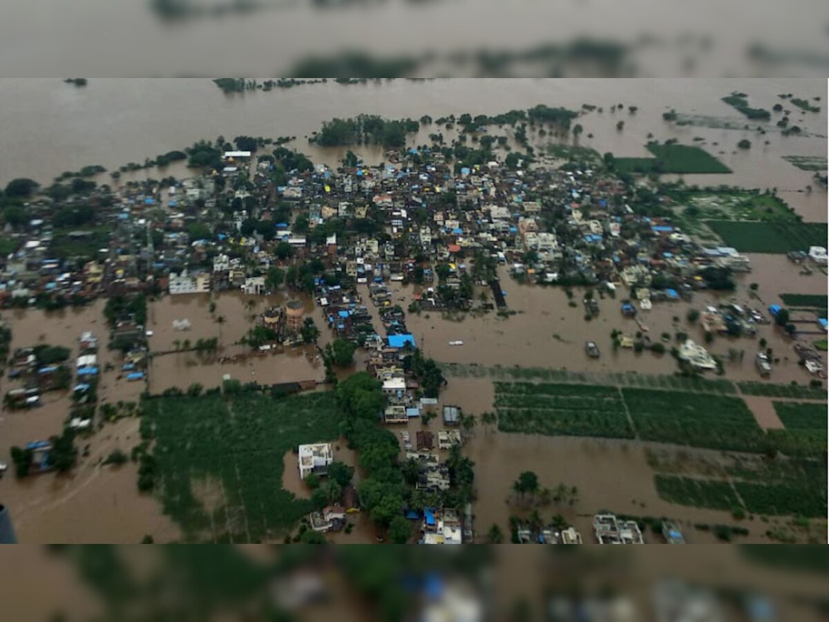 कर्नाटक का बेलगावी इन दिनाे पानी से पूरी तरह डूबा हुआ है. फोटो:एएनआई