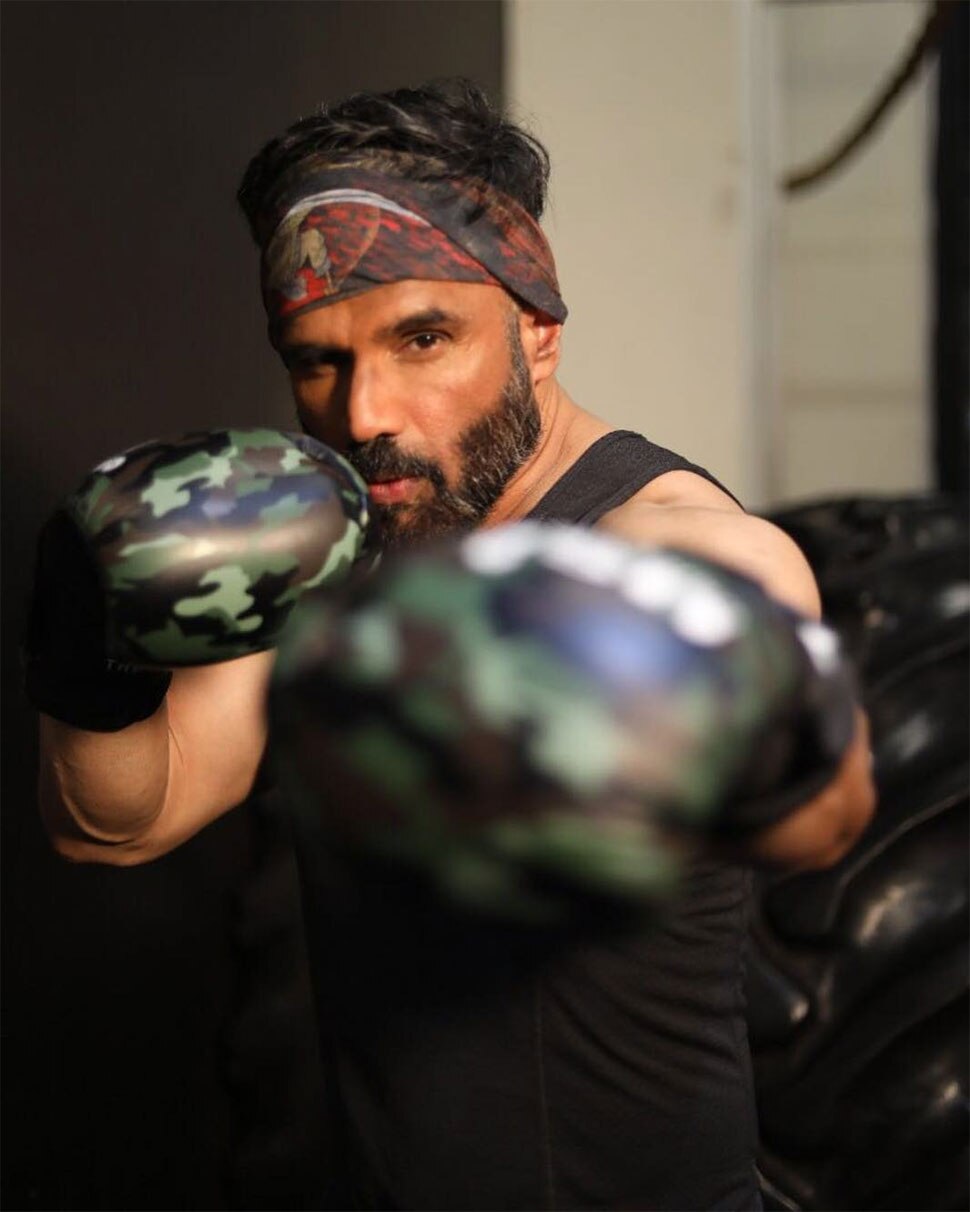 तेज हो जाती हैं धड़कने sunil shetty