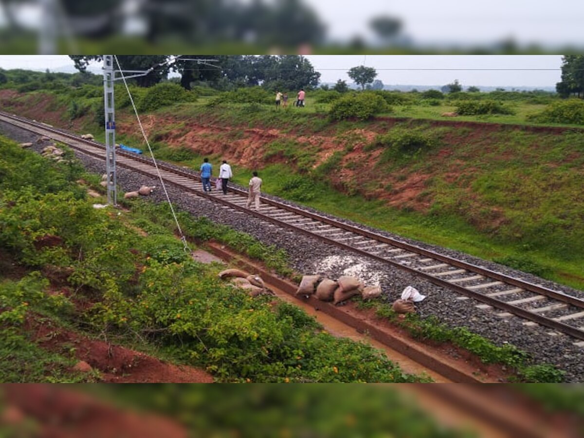 चतरा में मालगाड़ी से एफसीआई की चावल की बोरी लूट ली गई.