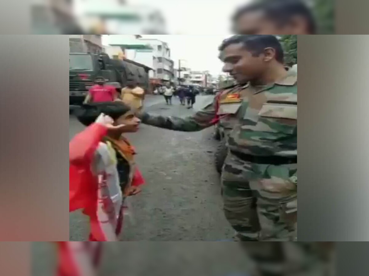 VIDEO: बाढ़ के बीच सेना बनी देवदूत, बच्‍चे ने जवान को सेल्‍यूट कर कहा-आप बहुत अच्‍छा काम करते हो