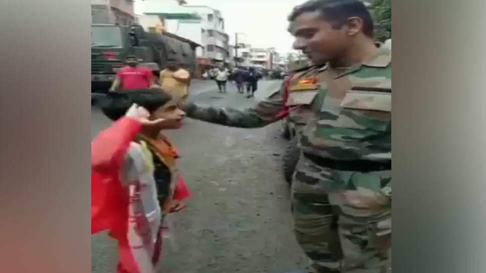 VIDEO: बाढ़ के बीच सेना बनी देवदूत, बच्चे ने जवान को सेल्यूट कर कहा-आप बहुत अच्छा काम करते हो VIDEO: बाढ़ के बीच सेना बनी देवदूत, बच्चे ने जवान को सेल्यूट कर कहा-आप बहुत अच्छा काम करते हो