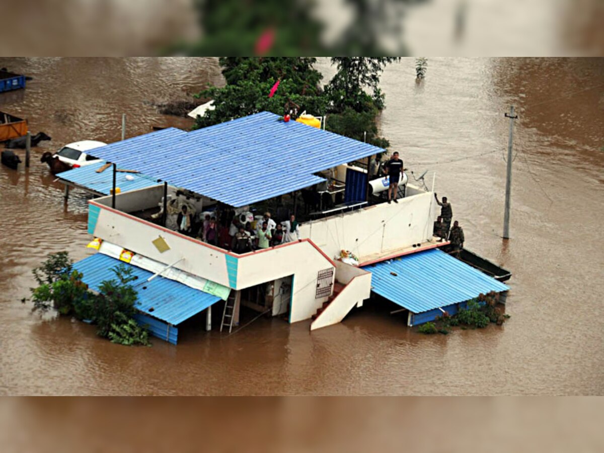 कर्नाटक के कई हिस्‍सों में लोग बाढ़ के पानी के बीच घिरे हुए हैं. फोटो: एएनआई