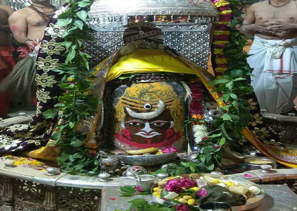 फूलों से किया गया बाबा का श्रृंगार Baba's makeup done with flowers