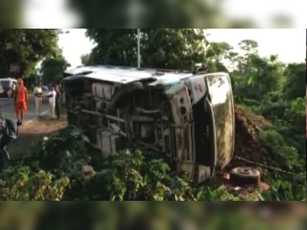 स्थानीय लोगों ने कांवरियों को बस से निकालने में मदद की. 