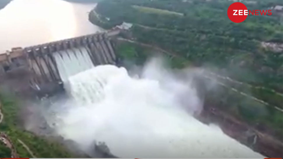 VIDEO: आंध्र प्रदेश के श्रीशैलम बांध के खोले गए गेट, ड्रोन कैमरे में कैद हुआ अद्भुत नजारा VIDEO: आंध्र प्रदेश के श्रीशैलम बांध के खोले गए गेट, ड्रोन कैमरे में कैद हुआ अद्भुत नजारा