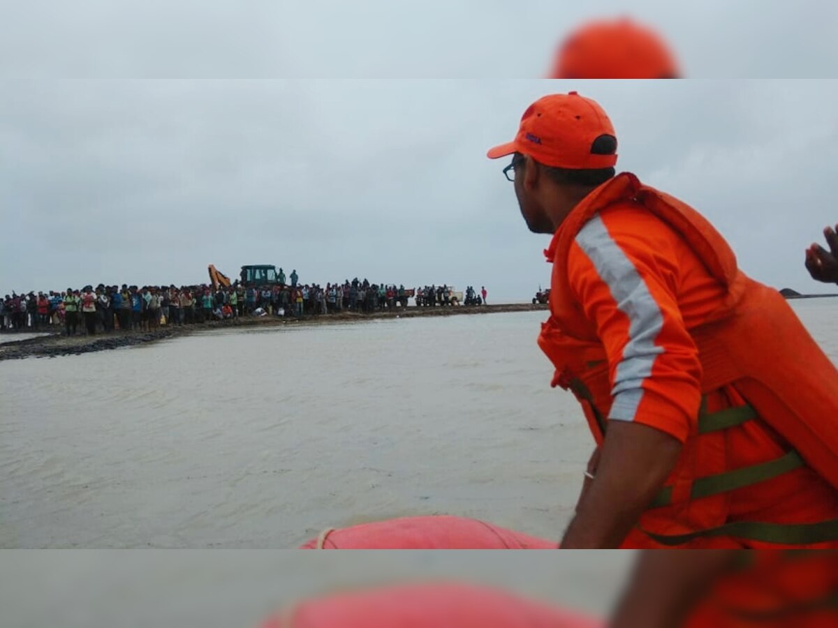 VIDEO: कच्छ में NDRF की टीम ने बाढ़ में फंसे 192 लोगों को कैसे सुरक्षित निकाला