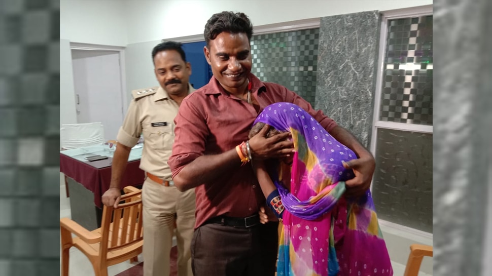 आगरा पुलिस की मदद से 10 साल बाद बेटे से मिली मां, हर किसी की आंखें हो गईं नम