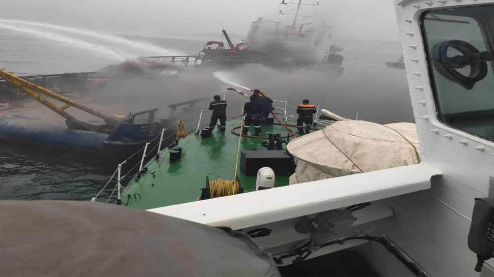 आग लगने से 13 लोग घायल हो गए. Visakhapatnam, Indian Coast Guard, AndhraPradesh