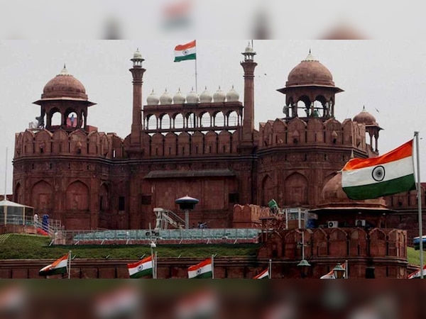 सुबह 4 बजे से सुबह 10 बजे तक लाल किले तक जाने वाले रास्तों को बंद रखा गया है. 