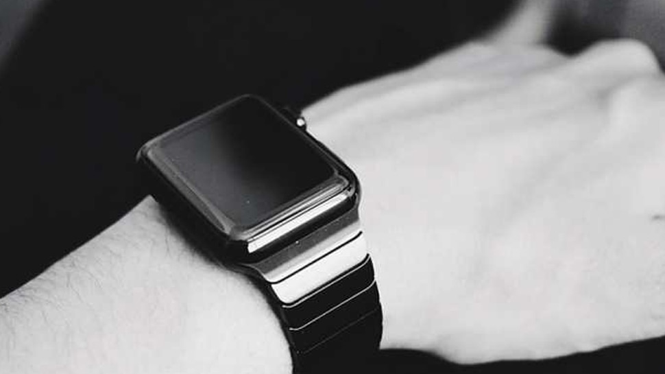 स्मार्टवॉच Gift your sister smart watch as rakhi gift