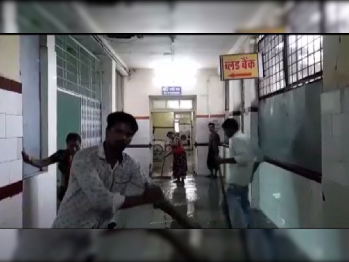 अस्पताल से पानी निकालते कर्मचारी