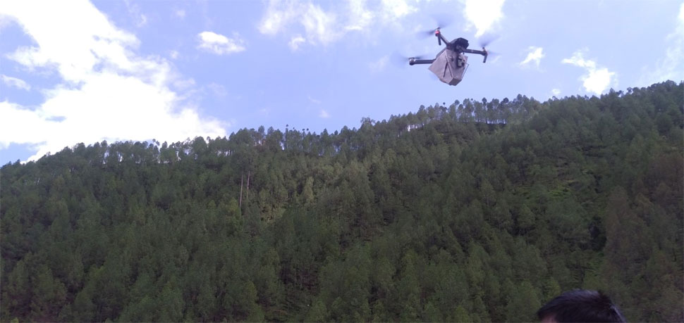 सीडीओ आशीष भटगई और डीएफओ कोको रोसे ने ड्रोन डिवाइस का ट्रायल किया Drone, plantation, Uttrakhand