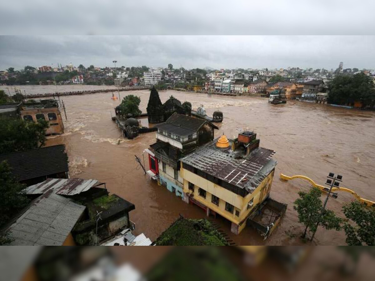बाढ़ से बेहाल महाराष्ट्र, सीएम फडणवीस केंद्र से करेंगे 6800 करोड़ की मदद की मांग