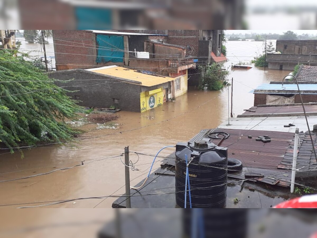पश्चिमी महाराष्ट्र के कई जिले इन दिनों भीषण बाढ़ की चपेट में हैं.