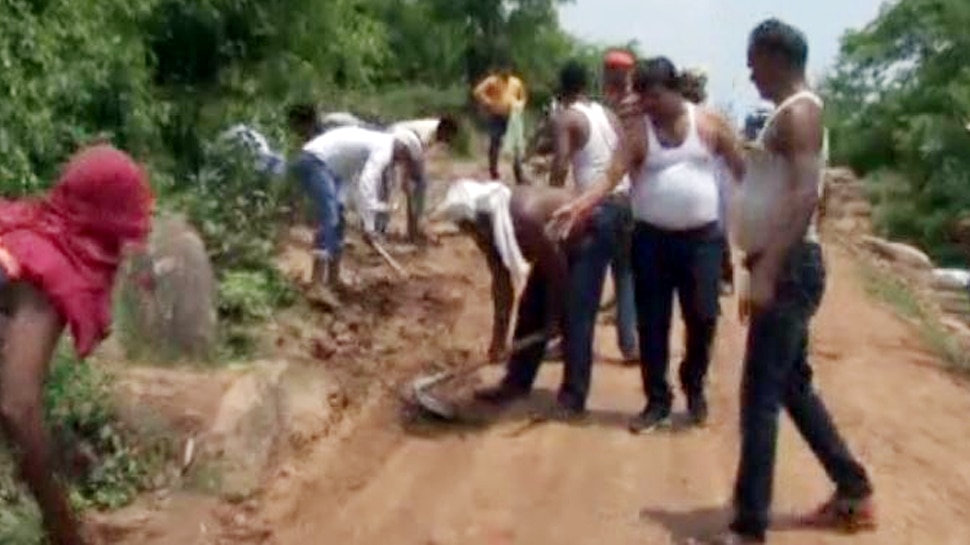 इन युवाओं में जिंदा हुए दशरथ मांझी, पहाड़ का सीना चीरकर बनाया रास्ता