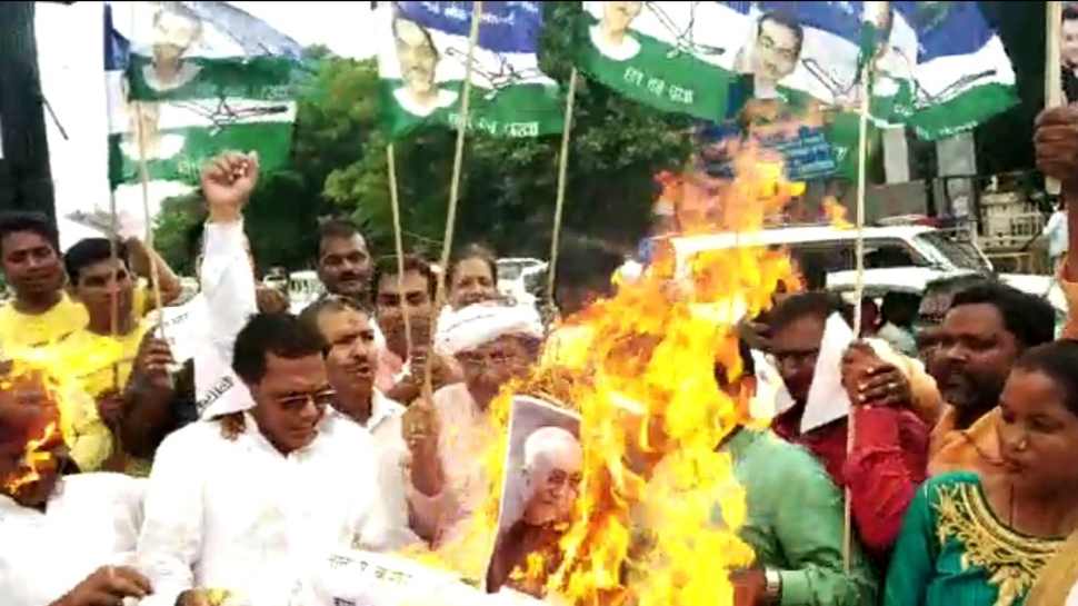छपरा: CM नीतीश का पुतला दहन करना पड़ा महंगा, खुद ही झुलसे RLSP महासचिव