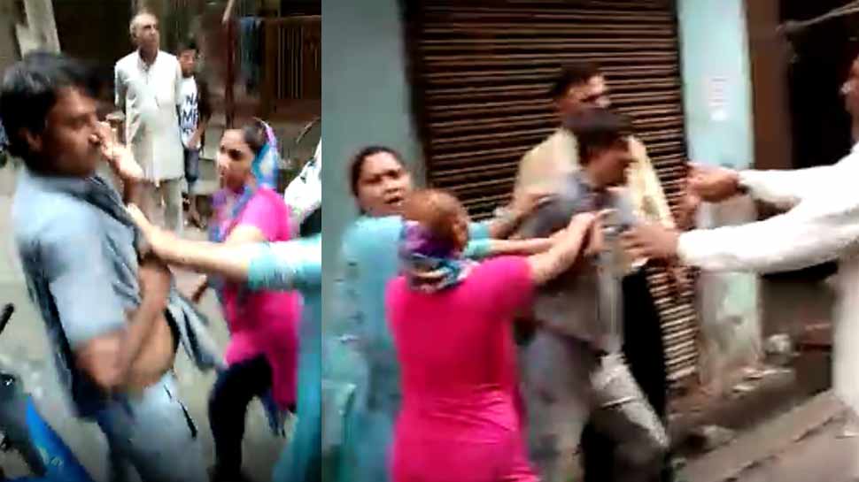 VIDEO: दिल्ली में अवैध शराब पकड़ने गई टीम को महिलाओं ने पीटा, जानिए क्या है पूरा मामला