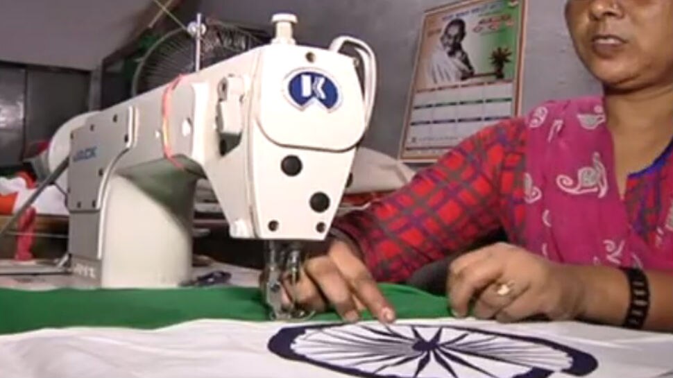 लगता है पांच से छ दिन का समय Flag stitched in Gwalior and being hosted at many cities