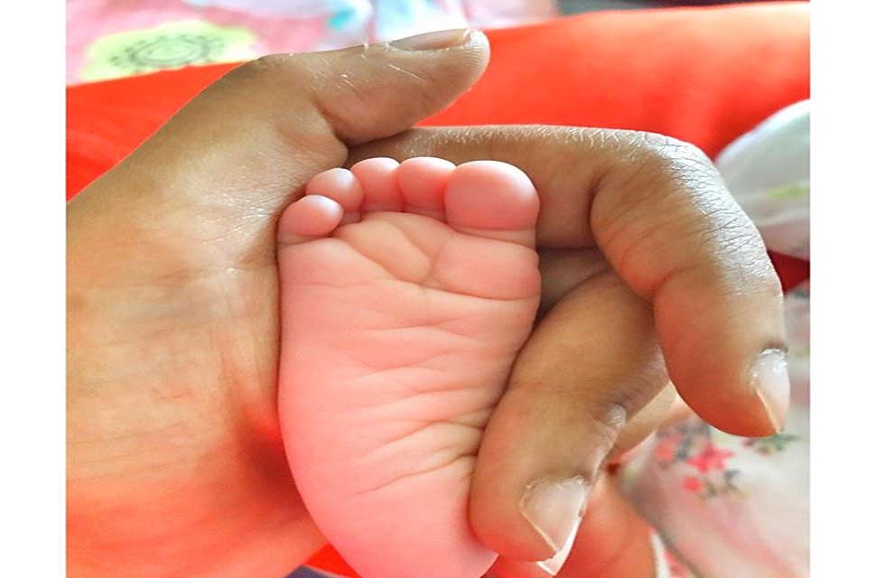 समीरा ने अंडरवाटर फोटोशूट करवाया Sameera Reddy shared adorable photo of daughter