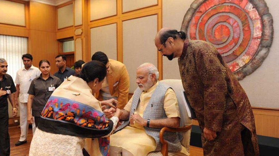 PM modi's sister reaches delhi 25 वर्षों से बांधती हैं राखी