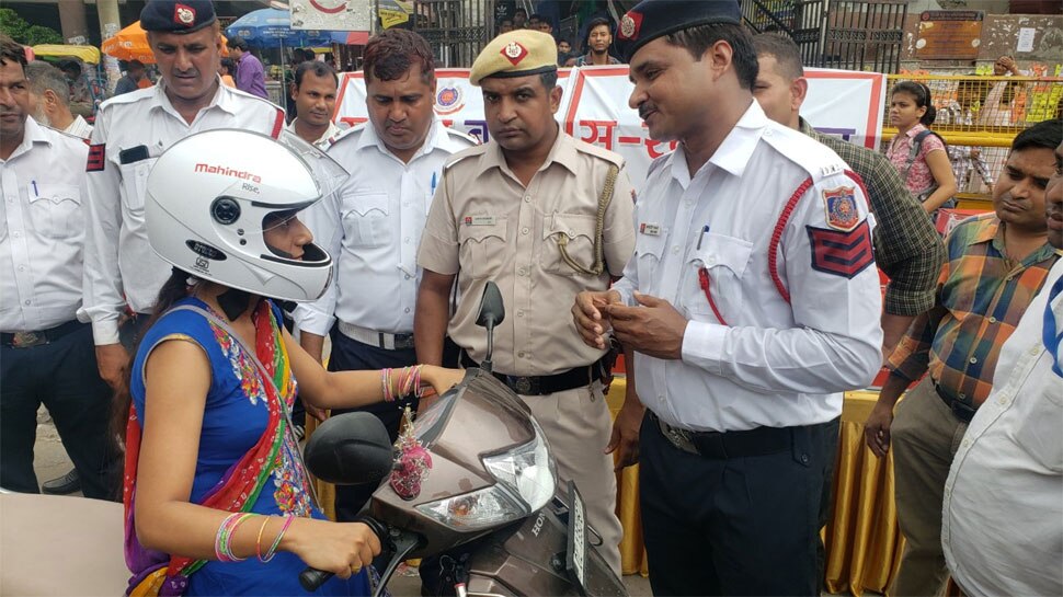 दिल्ली पुलिस की पहल 'हैप्पी सु-रक्षा बंधन', बहनों से कराया वादा- हेलमेट जरूर पहनेंगे दिल्ली पुलिस की पहल 'हैप्पी सु-रक्षा बंधन', बहनों से कराया वादा- हेलमेट जरूर पहनेंगे