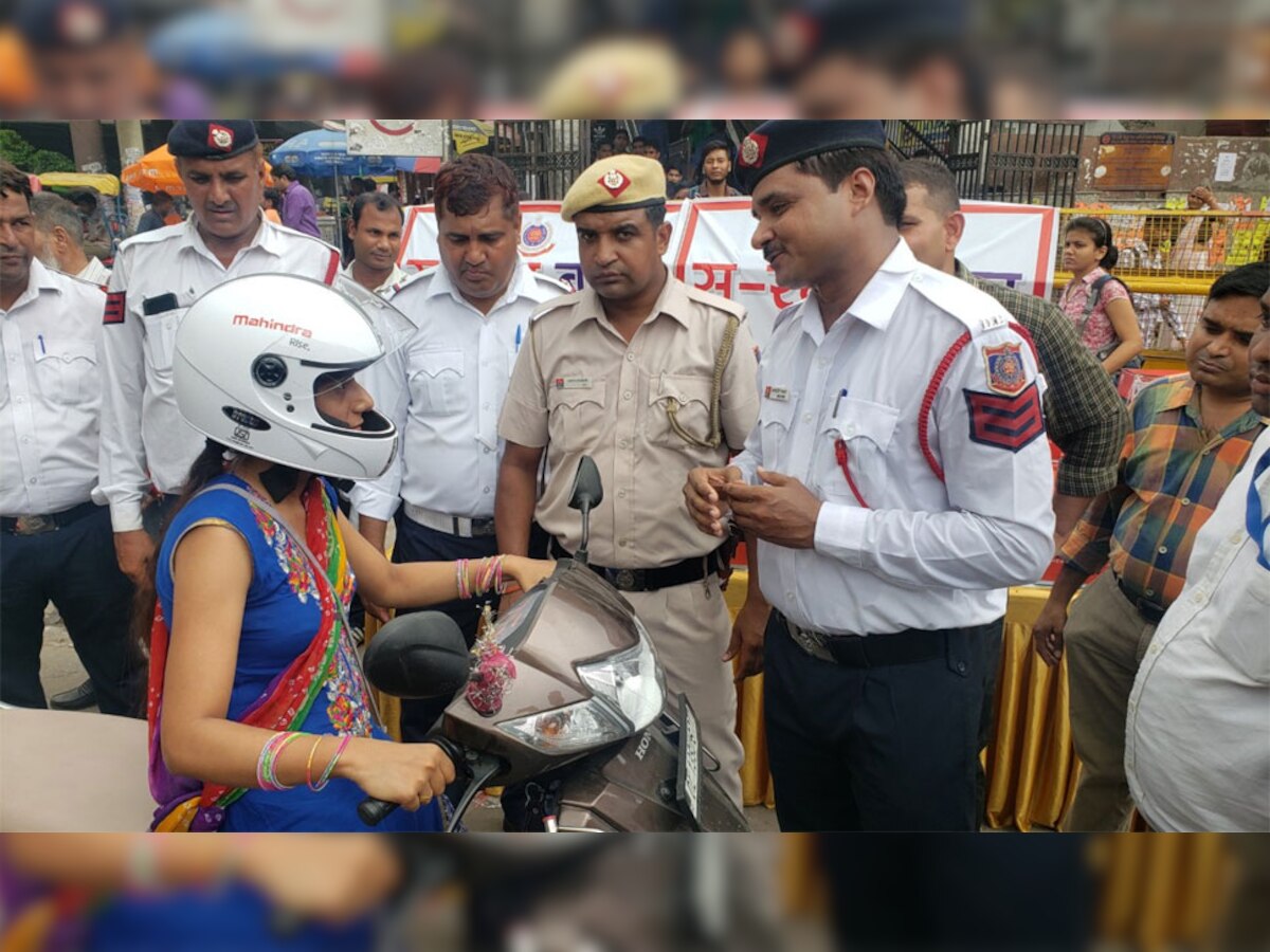 दिल्ली पुलिस की पहल 'हैप्पी सु-रक्षा बंधन', बहनों से कराया वादा- हेलमेट जरूर पहनेंगे