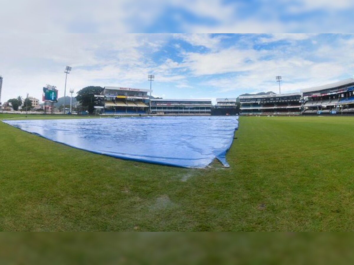  मैच में दूसरी बार बारिश ने लगभग एक घंटे से ज्यादा तक खलल डाला. (फोटो: Twitter/ICC)
